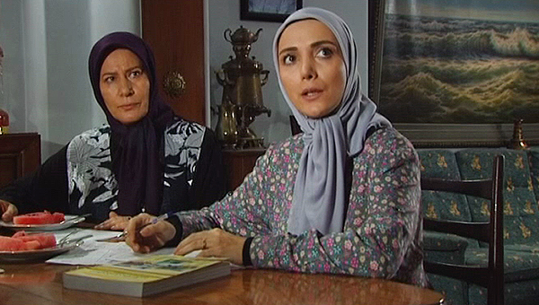 معصومه آقاجانی در صحنه سریال تلویزیونی زمانه به همراه رویا میرعلمی