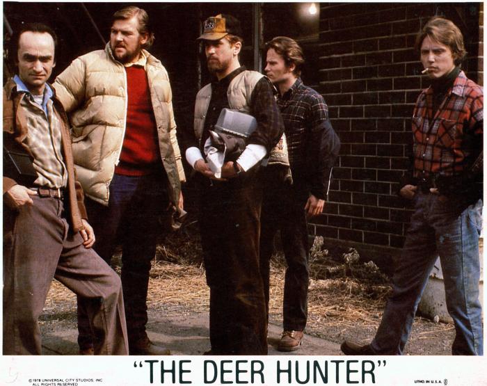جان کازال در صحنه فیلم سینمایی شکارچی گوزن به همراه کریستوفر واکن، چاک اسپگرن، رابرت دنیرو و جان سوج
