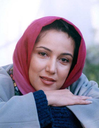 تصویری از پانته‌آ بهرام، بازیگر و مهمان سینما و تلویزیون در حال بازیگری سر صحنه یکی از آثارش