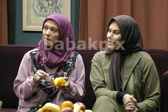 مهرانه مهین‌ترابی در صحنه سریال تلویزیونی شمس‌العماره به همراه رویا تیموریان