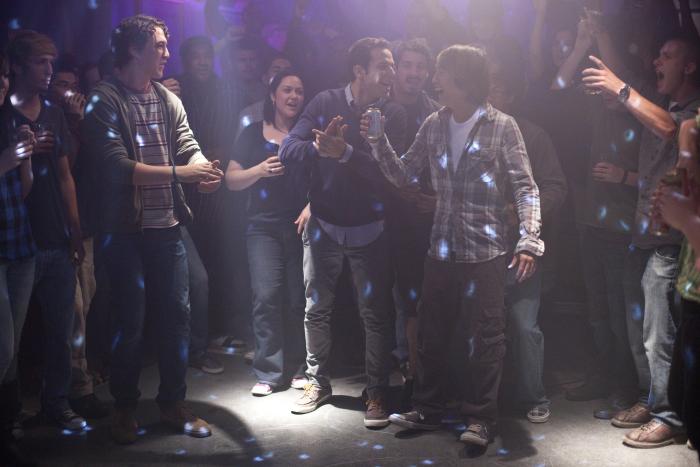 Skylar Astin در صحنه فیلم سینمایی بیست و یک سال به بالا به همراه مایلز تلر و Justin Chon