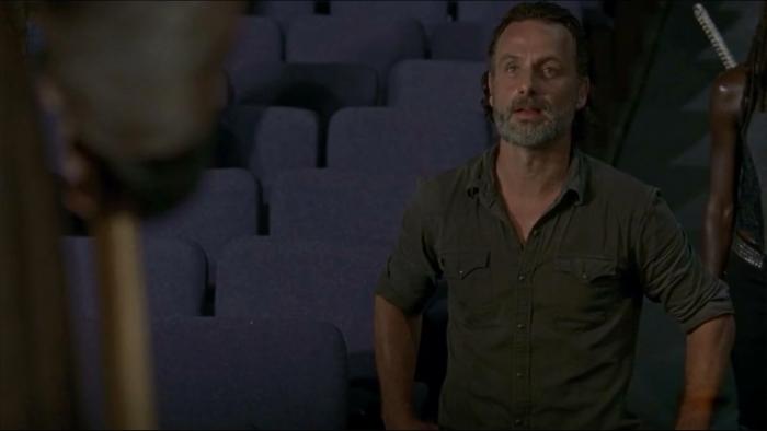 اندرو لینکولن در صحنه سریال تلویزیونی مردگان متحرک