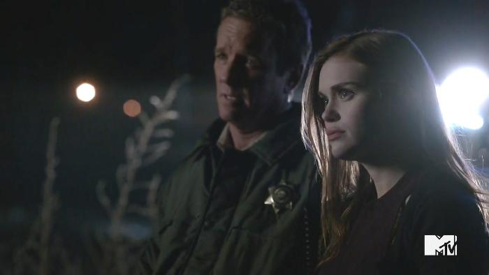 Linden Ashby در صحنه سریال تلویزیونی گرگ نوجوان به همراه Holland Roden