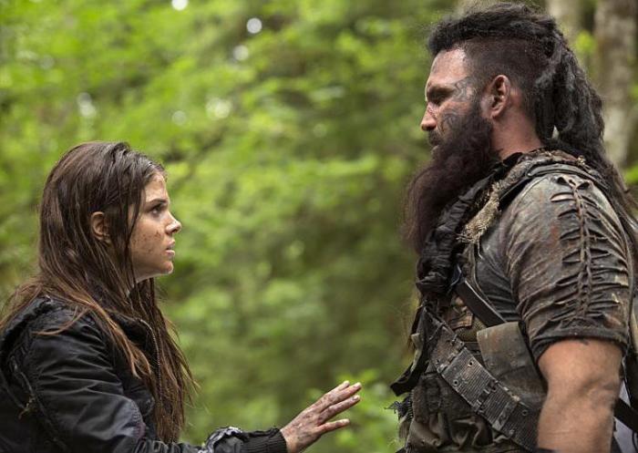 Ty Olsson در صحنه سریال تلویزیونی 100 به همراه Marie Avgeropoulos