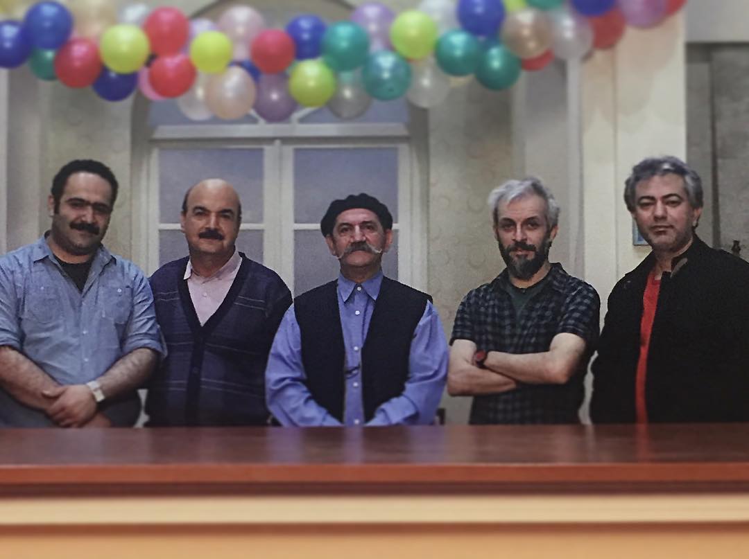 تصویری از بهادر مالکی، بازیگر و گوینده سینما و تلویزیون در پشت صحنه یکی از آثارش به همراه ایرج طهماسب، حمید جبلی، کاظم سیاحی و محمدرضا هدایتی