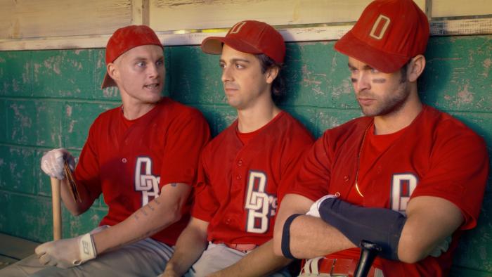 Matt Bush در صحنه فیلم سینمایی بازیکن آزاد به همراه توبی همینگوی و Chace Crawford