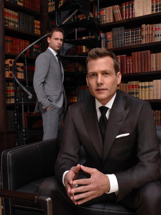 Patrick J. Adams در صحنه سریال تلویزیونی کت پوشها به همراه Gabriel Macht