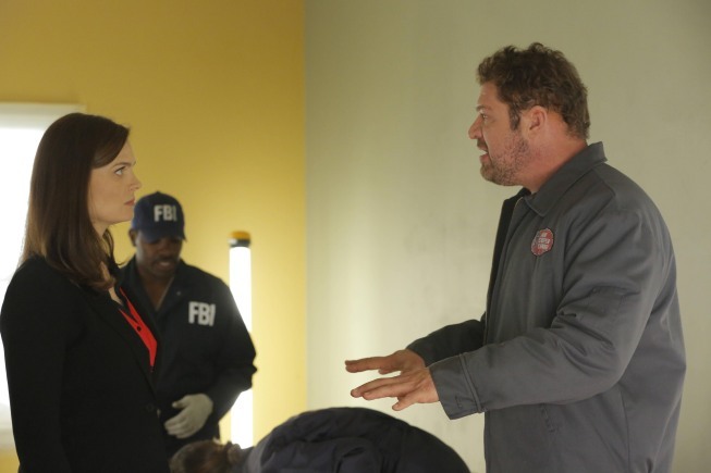 Brad William Henke در صحنه سریال تلویزیونی استخوان ها به همراه Emily Deschanel
