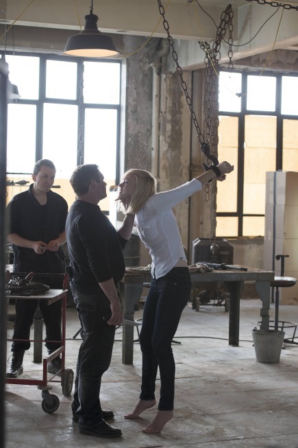 Alex Ferns در صحنه سریال تلویزیونی ۲۴: یک روز دیگر زنده بمان به همراه Kola Krauze و Yvonne Strahovski