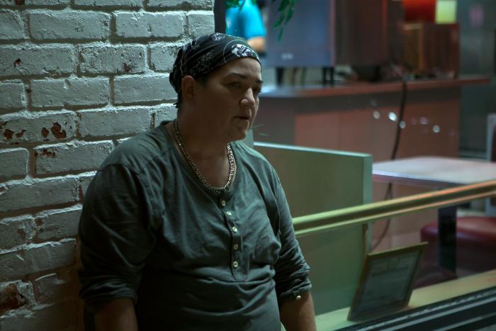 لی دلاریا در صحنه سریال تلویزیونی نارنجی سیاه، جدید است