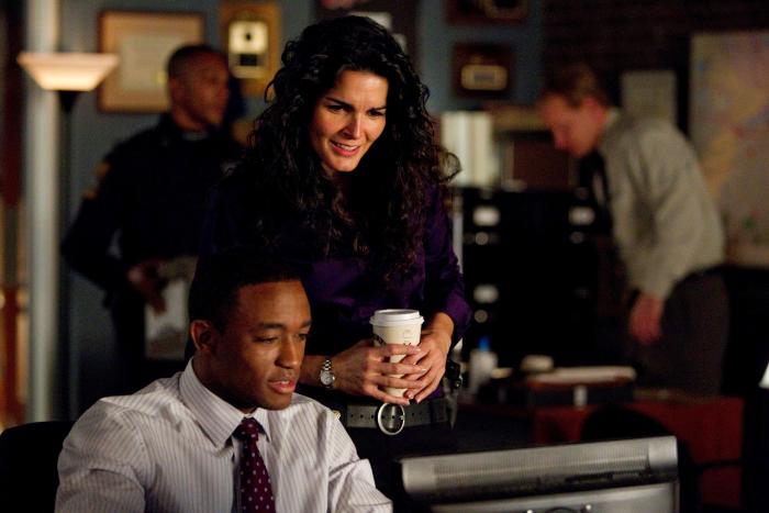 Angie Harmon در صحنه سریال تلویزیونی Rizzoli & Isles به همراه Lee Thompson Young