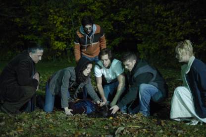 Chris Violette در صحنه فیلم سینمایی خاطرات مردگان به همراه شان رابرتز، Scott Wentworth، Amy Lalonde و Joe Dinicol