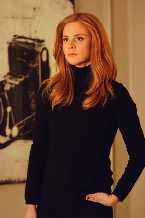 Sarah Rafferty در صحنه سریال تلویزیونی کت پوشها