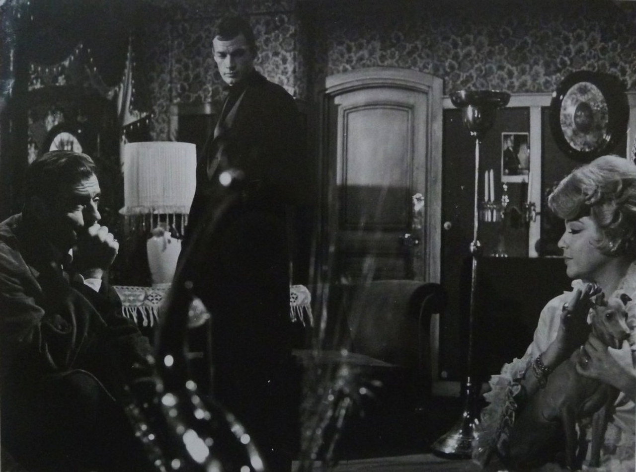 Simone Signoret در صحنه فیلم سینمایی Compartiment tueurs به همراه Claude Mann و Yves Montand