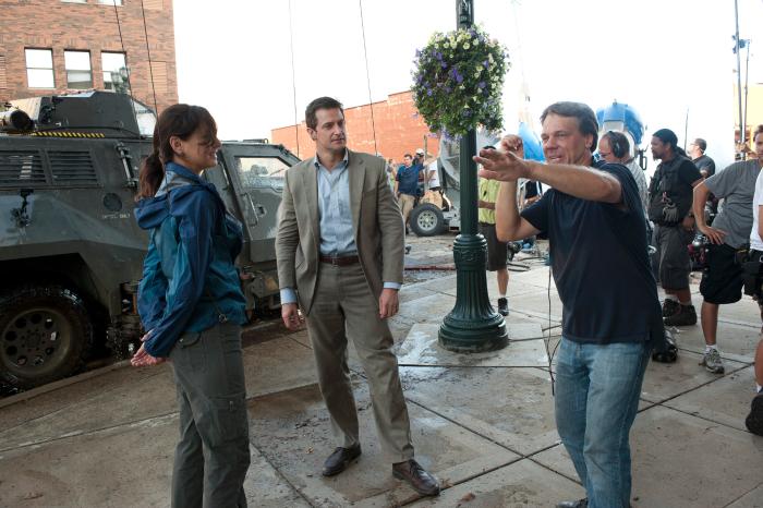 Steven Quale در صحنه فیلم سینمایی به سوی طوفان به همراه سارا وین کالایز و ریچارد آرمیتاژ