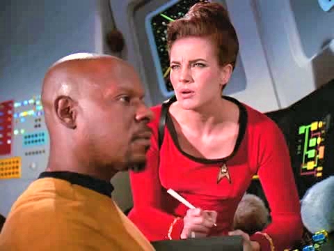 Avery Brooks در صحنه سریال تلویزیونی Star Trek: Deep Space Nine به همراه Terry Farrell