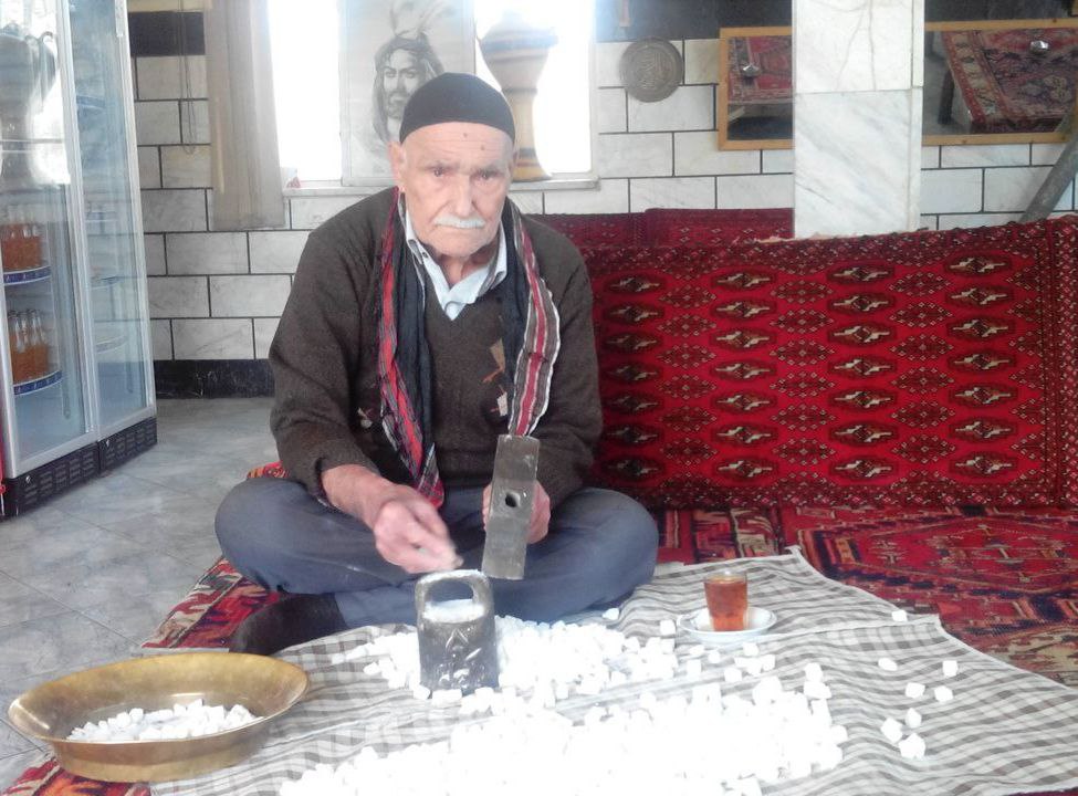 تصویری از مهدی حدادی، بازیگر سینما و تلویزیون در پشت صحنه یکی از آثارش