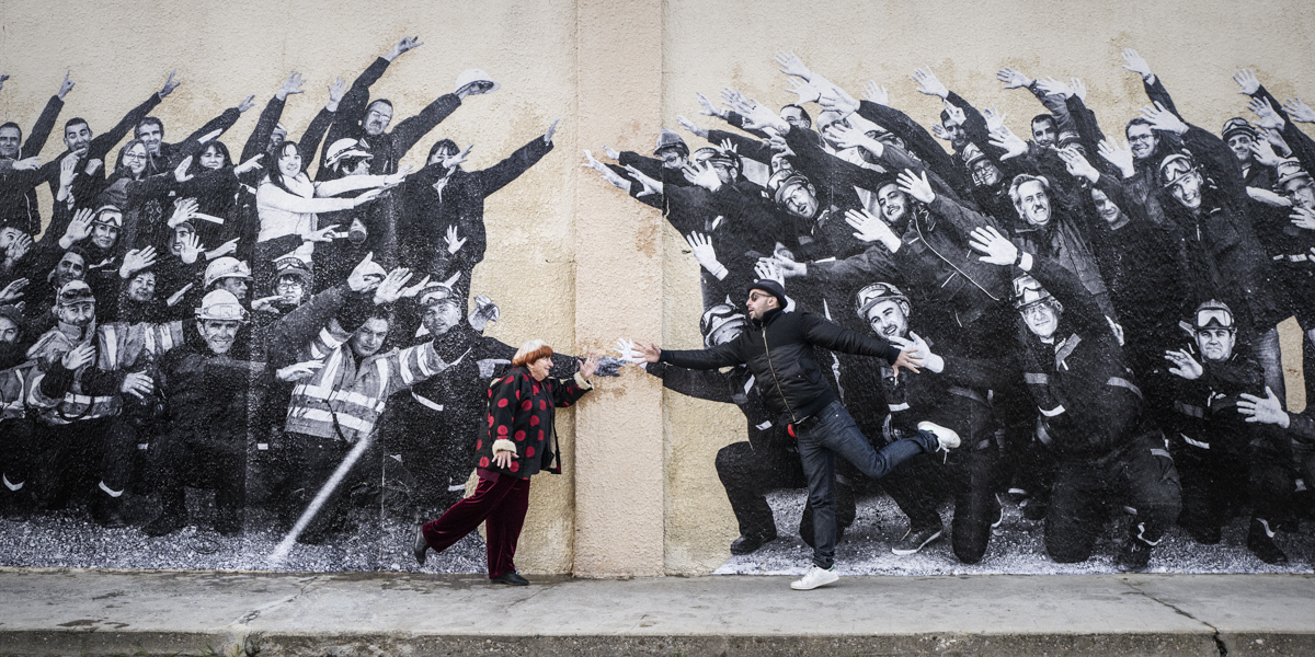 Agnès Varda در صحنه فیلم سینمایی Faces Places به همراه JR