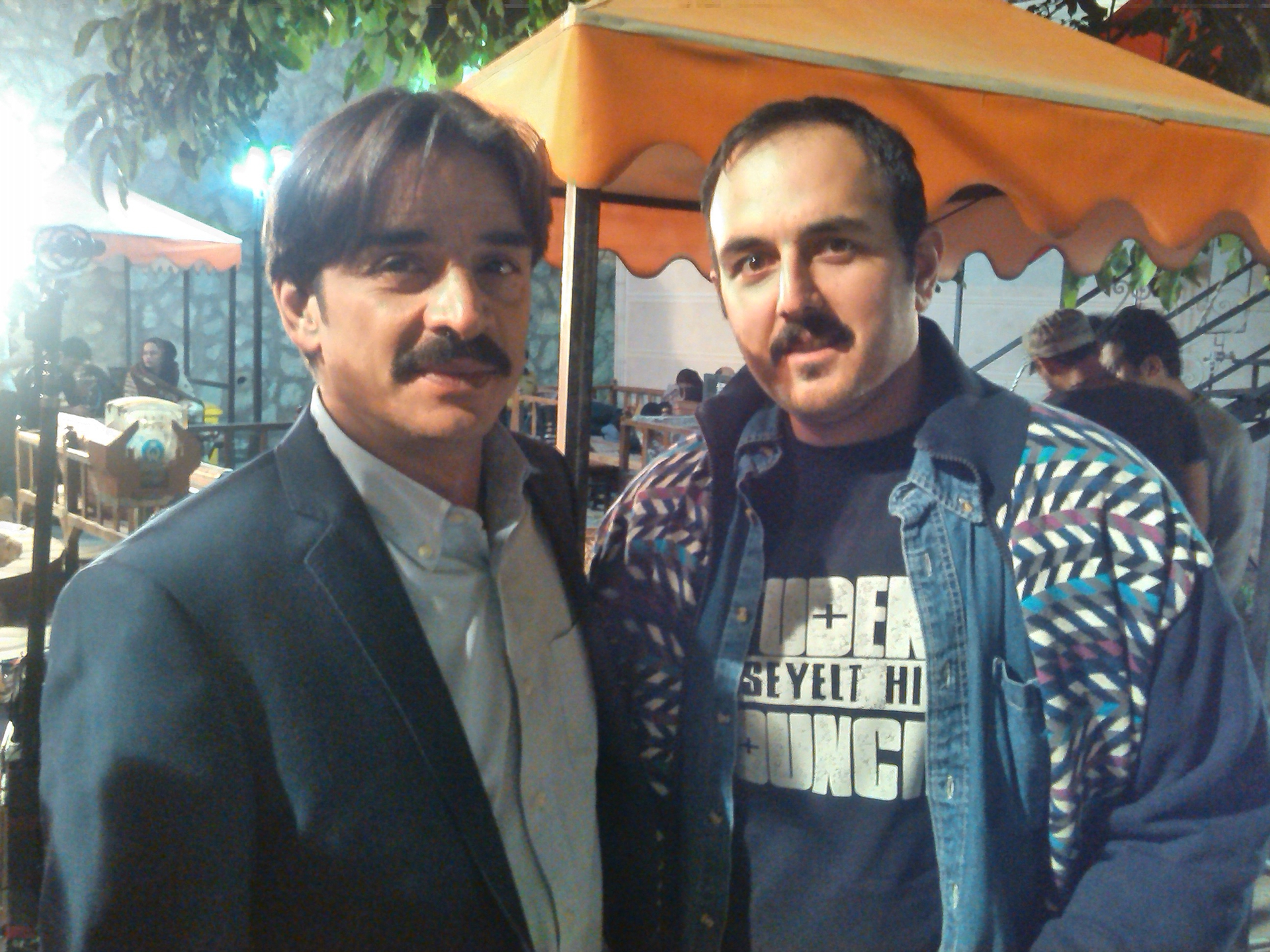 تصویری از اشکان پورتاجی، صدابردار و بازیگر سینما و تلویزیون در حال بازیگری سر صحنه یکی از آثارش