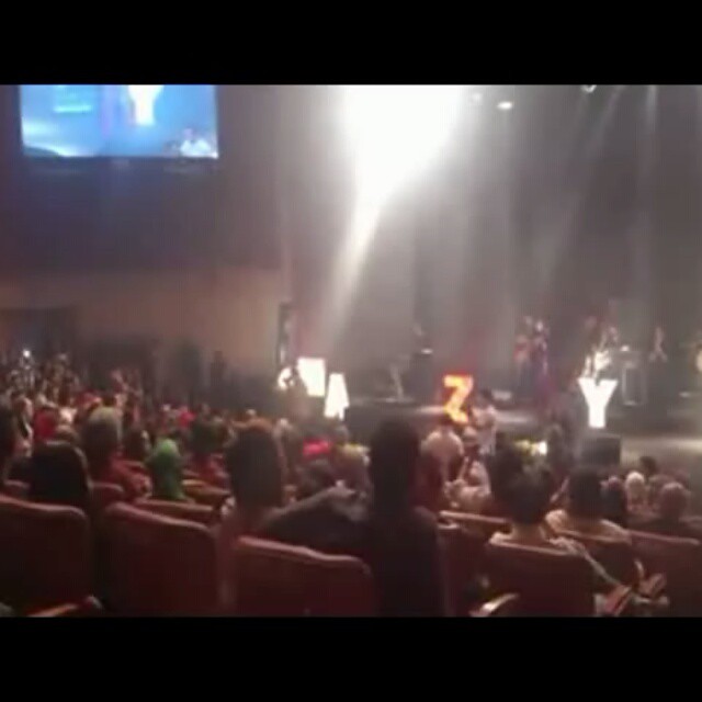 تصویری از هدیه تهرانی، بازیگر و طراح لباس سینما و تلویزیون در حال بازیگری سر صحنه یکی از آثارش