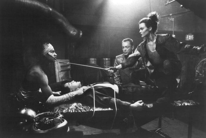 Dina Meyer در صحنه فیلم سینمایی جانی منومیک به همراه کیانو ریوز و Udo Kier