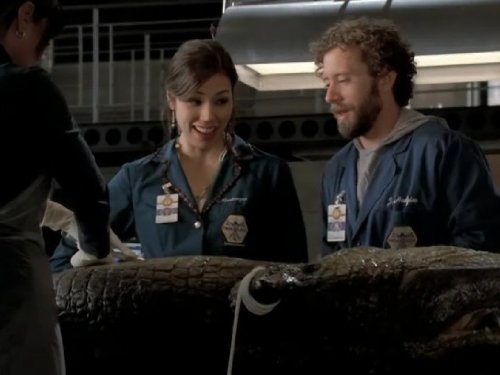 میکلا کونلین در صحنه سریال تلویزیونی استخوان ها به همراه T.J. Thyne