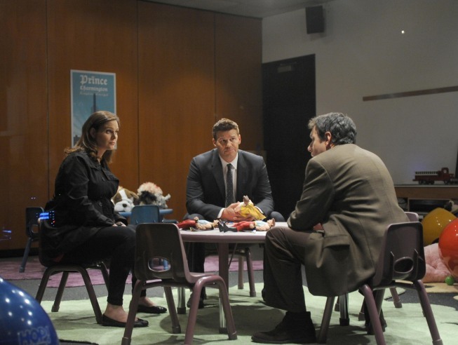 John Ross Bowie در صحنه سریال تلویزیونی استخوان ها به همراه Emily Deschanel و David Boreanaz