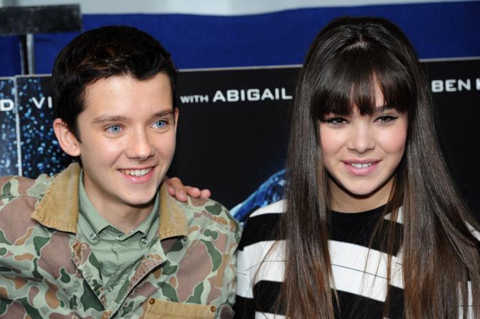 هیلی استاینفلد در صحنه فیلم سینمایی بازی اندر به همراه ایسا باترفیلد