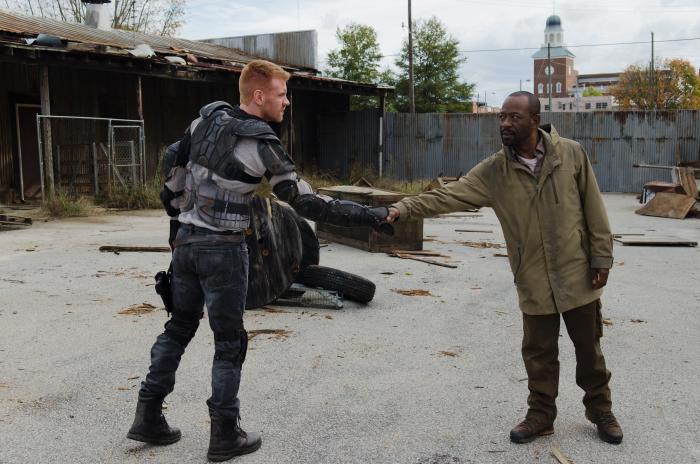 Daniel Newman در صحنه سریال تلویزیونی مردگان متحرک به همراه Lennie James