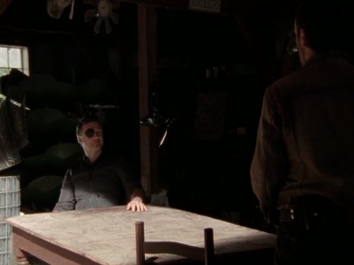 اندرو لینکولن در صحنه سریال تلویزیونی مردگان متحرک به همراه David Morrissey