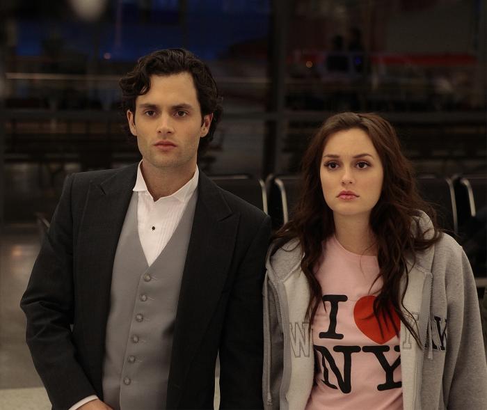 Leighton Meester در صحنه سریال تلویزیونی دختر شایعه ساز به همراه Penn Badgley