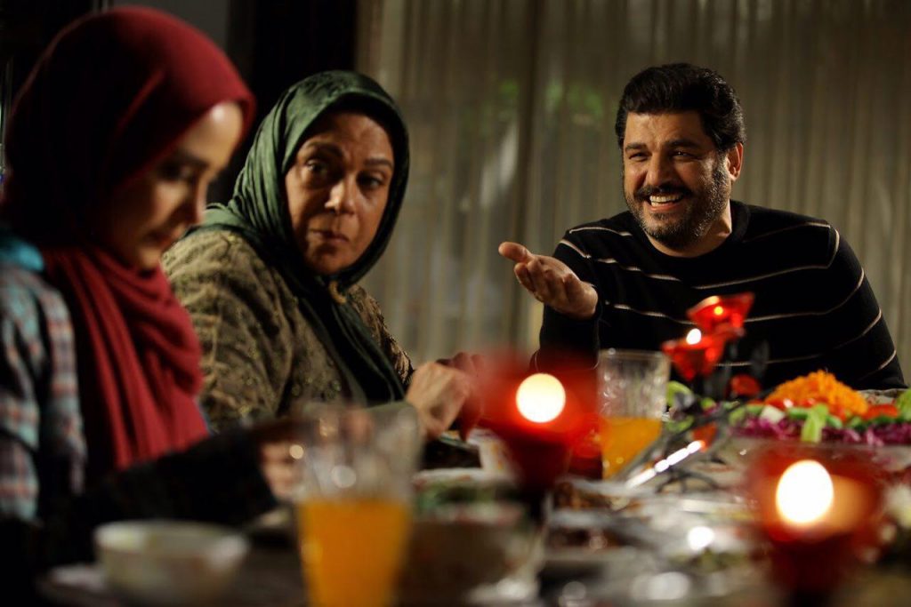 گوهر خیراندیش در صحنه فیلم سینمایی دشمن زن به همراه سام درخشانی و الناز حبیبی