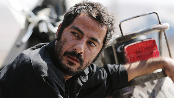 نوید محمدزاده در صحنه فیلم سینمایی بدون تاریخ بدون امضاء