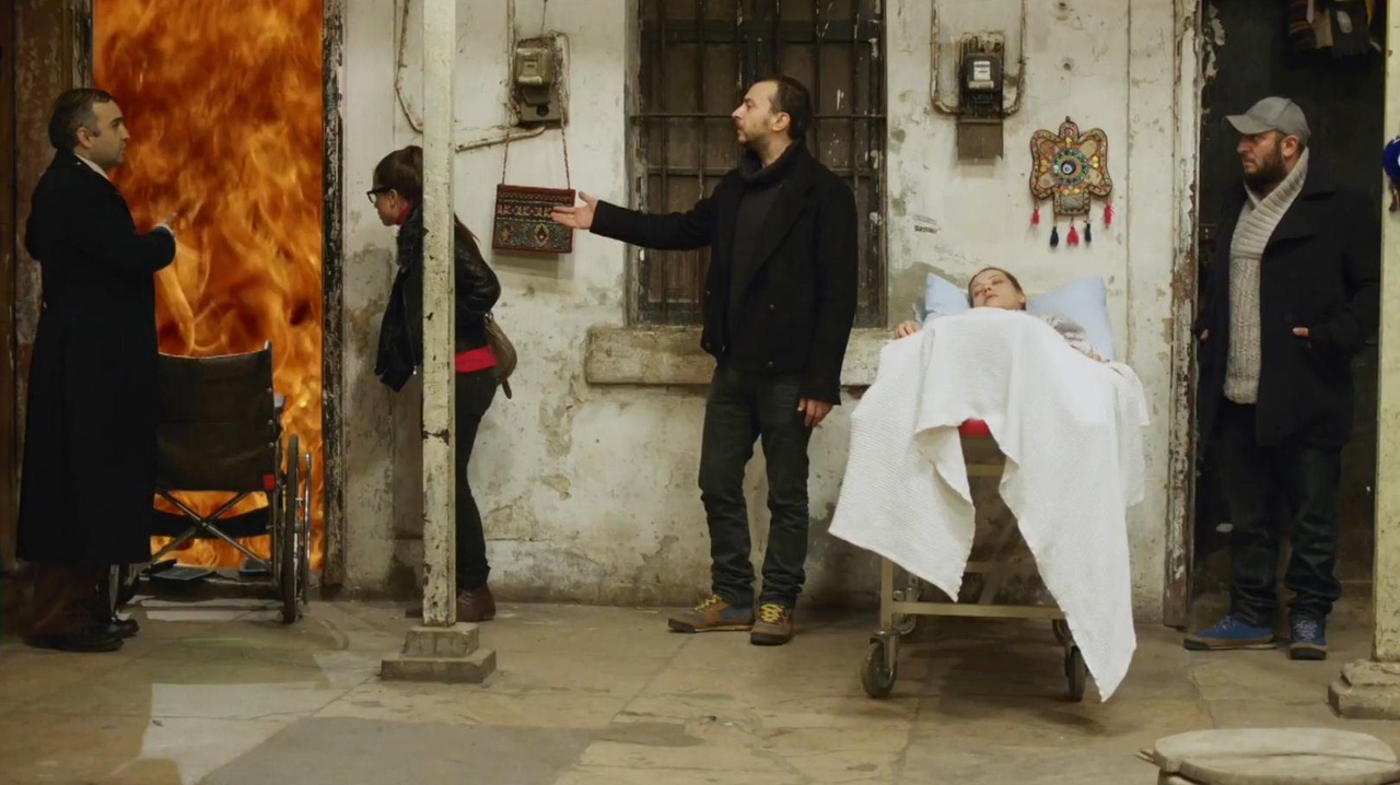 Sera Tokdemir در صحنه سریال تلویزیونی Ben de Özledim به همراه Serkan Keskin، Ali Atay و Nadir Saribacak