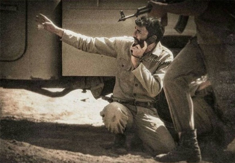 هادی حجازی‌فر در صحنه فیلم سینمایی ایستاده در‌ غبار