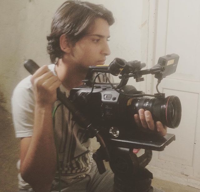 تصویری از افشین خسروآبادی، گروه فیلمبرداری و فیلمبردار سینما و تلویزیون در حال بازیگری سر صحنه یکی از آثارش