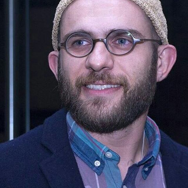 تصویری از بابک حمیدیان، بازیگر و تهیه کننده سینما و تلویزیون در حال بازیگری سر صحنه یکی از آثارش