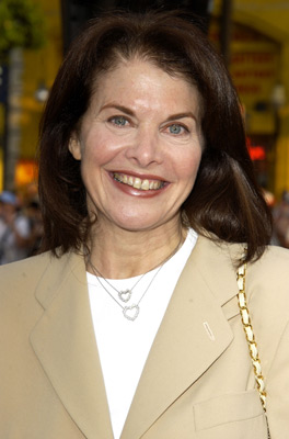 Sherry Lansing در صحنه فیلم سینمایی لارا کرافت مهاجم مقبره: گهواره حیات