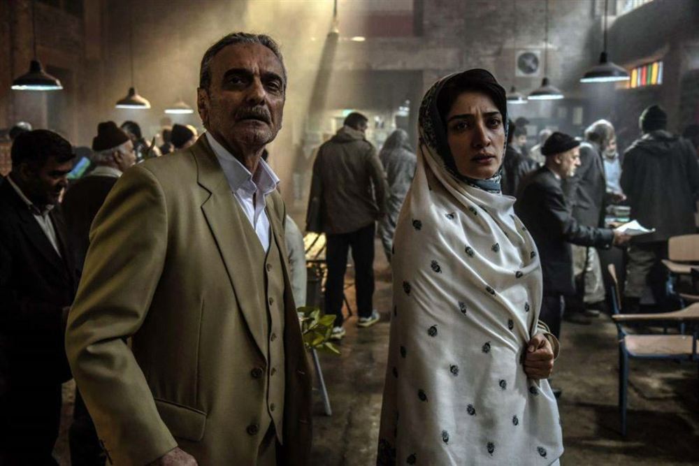 همایون ارشادی در صحنه فیلم سینمایی سرو زیر آب به همراه مینا ساداتی