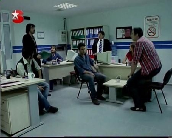 Eray Eserol در صحنه فیلم سینمایی بهزات سی: داستان یک کمیسر آنکارا به همراه Inanç Konukçu، Fatih Artman، Seda Bakan و Erdal Besikçioglu