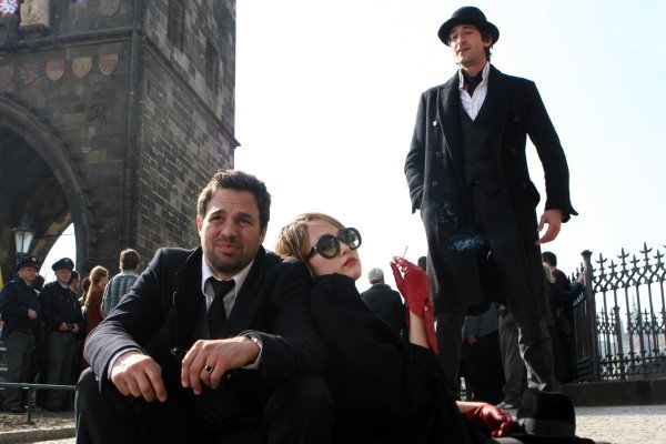 Rinko Kikuchi در صحنه فیلم سینمایی برادران بلوم به همراه آدرین برودی و مارک روفالو