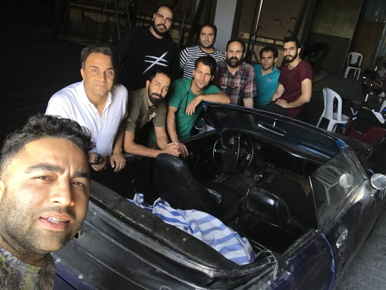 تصویری از جواد فاضلی، دستیار صحنه و طراح صحنه سینما و تلویزیون در حال بازیگری سر صحنه یکی از آثارش