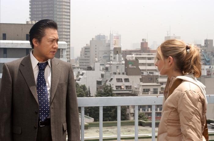 Ryo Ishibashi در صحنه فیلم سینمایی کینه به همراه سارا میشل گلر