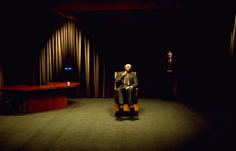Michael J. Anderson در صحنه فیلم سینمایی جاده مالهالند