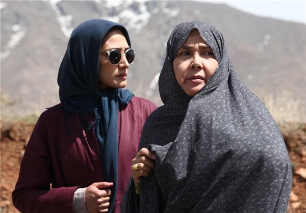 مینا ساداتی در صحنه سریال تلویزیونی تنهایی لیلا به همراه آفرین عبیسی