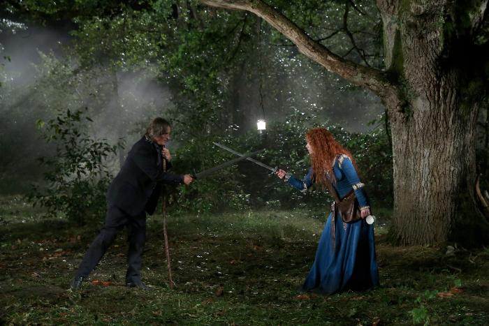 Amy Manson در صحنه سریال تلویزیونی روزی روزگاری به همراه رابرت کارلایل