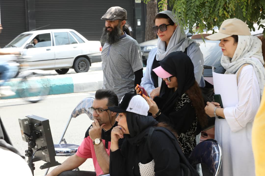تصویری از امیر کرم یزدی، کارگردان و نویسنده سینما و تلویزیون در پشت صحنه یکی از آثارش