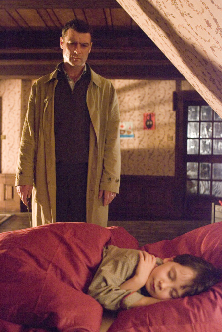 سیموس دیوی-فیتزپاتریک در صحنه فیلم سینمایی طالع نحس به همراه لیو شرایبر