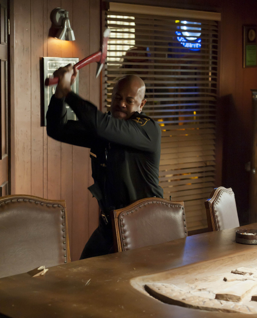 راکموند دانبار در صحنه سریال تلویزیونی فرزندان آشوب