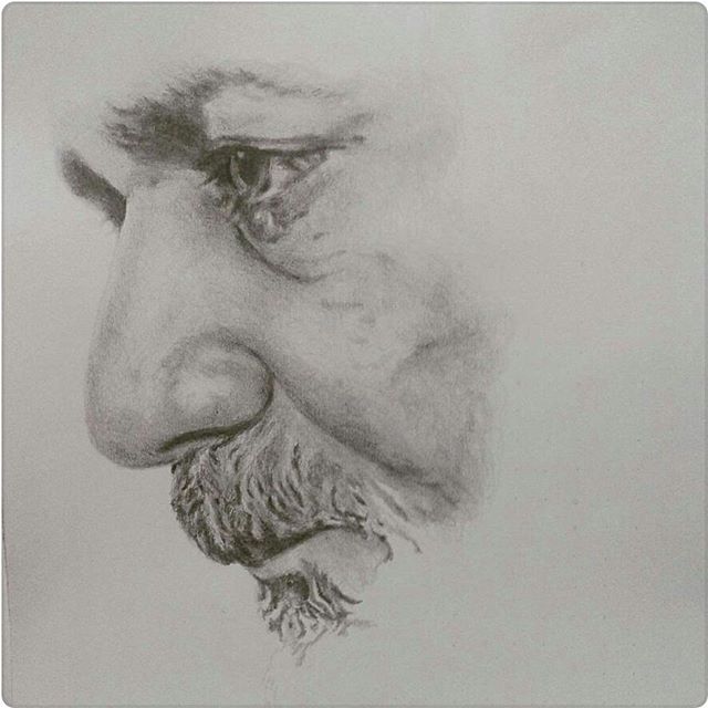 تصویری از پرویز پرستویی، بازیگر و تهیه کننده سینما و تلویزیون در حال بازیگری سر صحنه یکی از آثارش